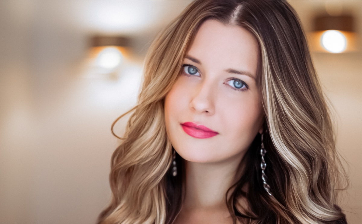 winter complexion woman with blonde highlights and red lipstick