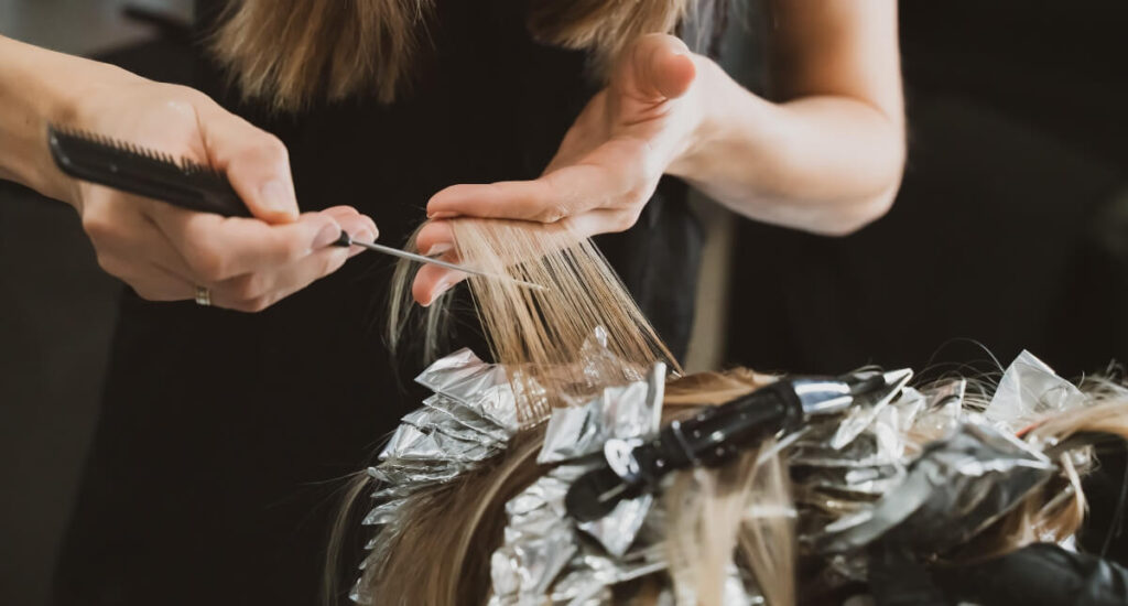 putting-highlights-on-blonde-hair applying blonde hair highlights